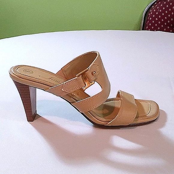 Vintage Fioni size 6 good condition camel open-toed gold buckle on side. - Picture 2 of 6